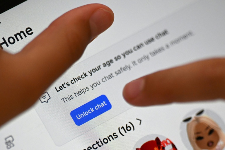 Une enfant tente de débloquer l'accès à un réseau social après avoir reçu un message de vérification d'âge, à Sydney, le 10 décembre 2025