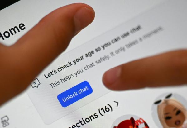 Une enfant tente de débloquer l'accès à un réseau social après avoir reçu un message de vérification d'âge, à Sydney, le 10 décembre 2025