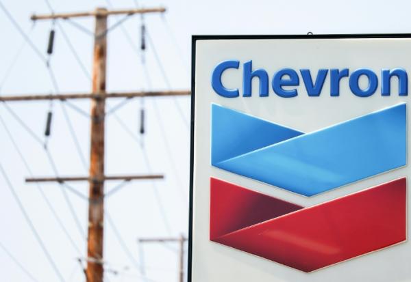 Le logo Chevron dans une station-service californienne, le 22 mai 2023