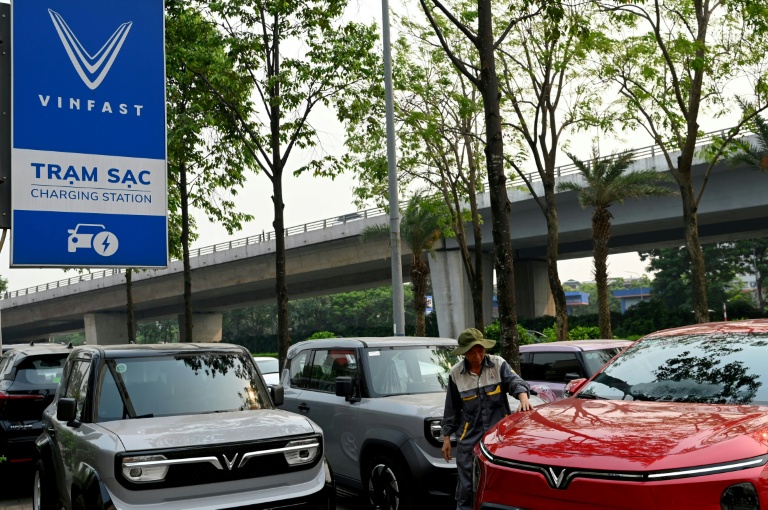 Un employé inspecte une voiture électrique dans une concession Vinfast à Hanoï, le 11 avril 2026 au Vietnam