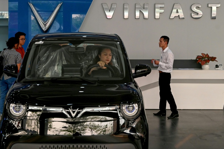 Une femme au volant d'une voiture chez le concessionnaire de voitures électriques Vinfast à Hanoï, le 11 avril 2026 au Vietnam