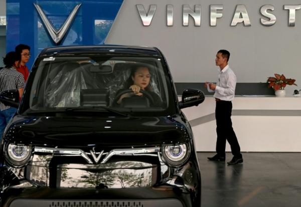 Une femme au volant d'une voiture chez le concessionnaire de voitures électriques Vinfast à Hanoï, le 11 avril 2026 au Vietnam