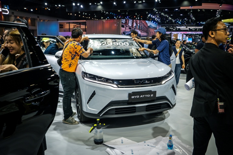 Une voiture électrique BYD ATTO 2 (VE) du constructeur automobile chinois exposée au Salon international de l'automobile de Bangkok, le 25 mars 2026 en Thaïlande