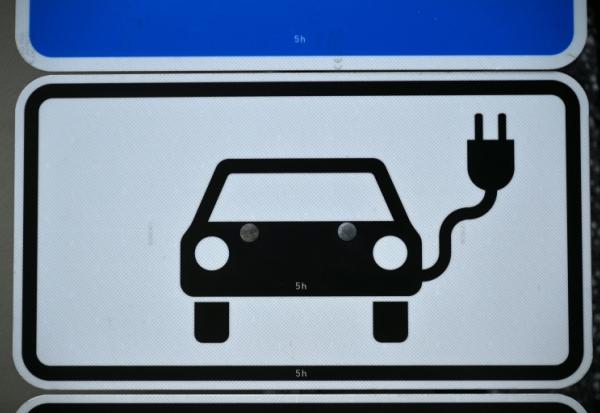 Automobile: Paris et Berlin officialisent un accord qui ralentit le passage au tout-électrique