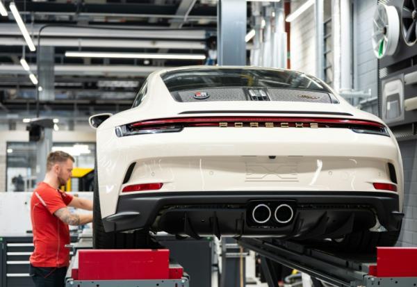 Un employé travaillant sur une Porsche 911, le modèle historique de la marque, à l'usine de Zuffenhausen, le 6 mars 2025
