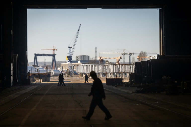 Des employés du chantier naval de Gdansk, le 6 mars 2026
