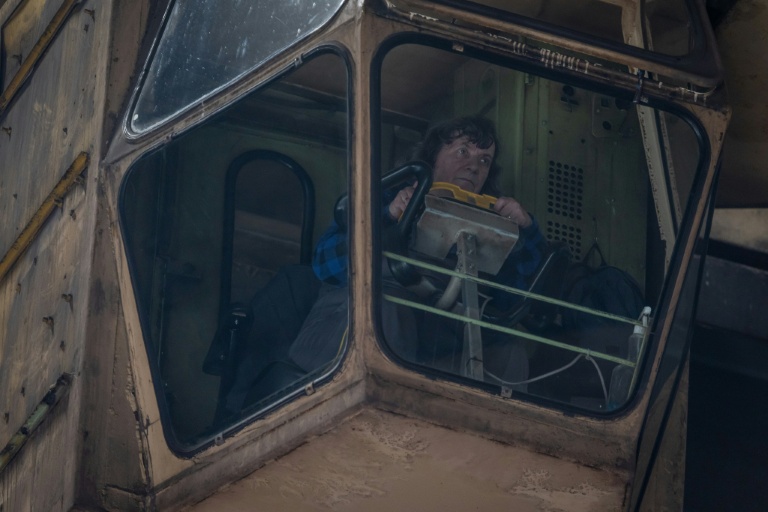 Halina Krauze manœuvre sa grue dans un centre de production des chantiers navals de Gdansk, le 6 mars 2026