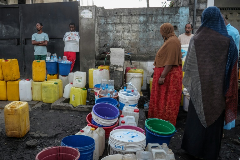 Des habitants font la queue pour remplir leur bidon d'eau potable à Moroni, aux Comores, le 2 juillet 2026