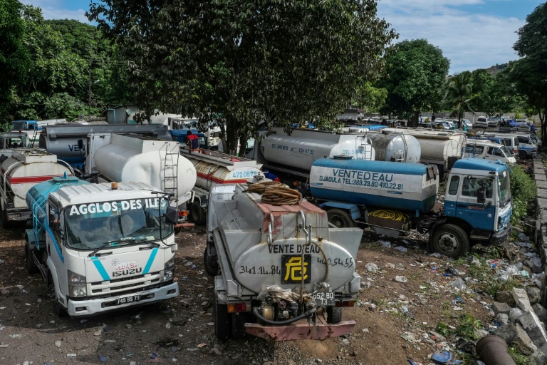 Vue de camions-citernes d'eau garés à Moroni, aux Comores, le 21 juillet 2026