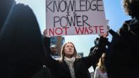 Une pancarte "le savoir est un pouvoir, pas du gâchis", lors d'une manifestation contre les attaques envers la science, à New York, le 7 mars 2025