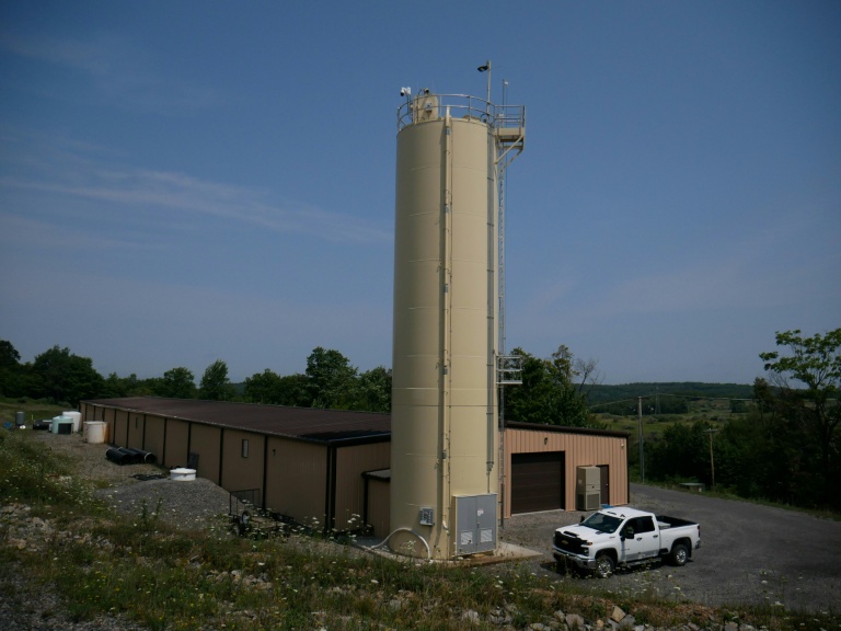 Une vue extérieure de l'installation de traitement de drainage minier acide de l'Université de Virginie-Occidentale, le 12 août 2026 à Mount Storm en Virginie-Occidentale (Etas-Unis)