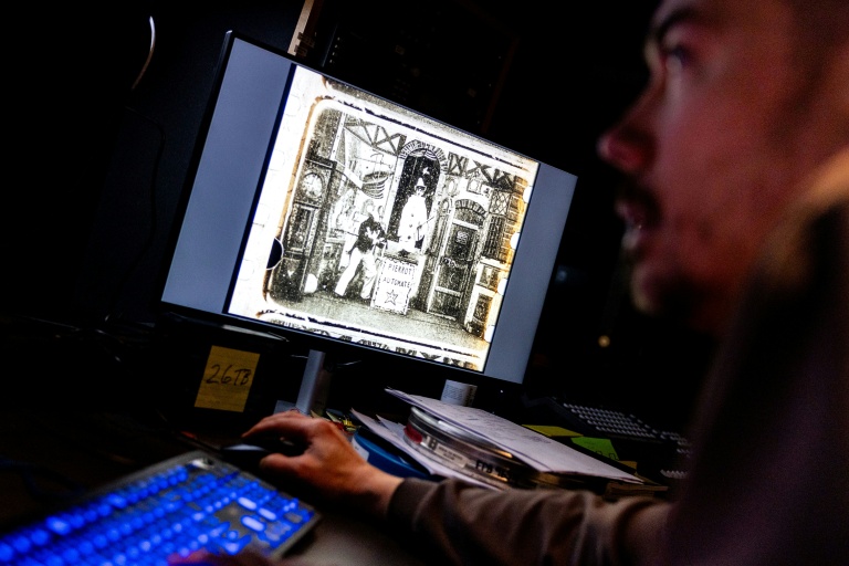 Un spécialiste de la préservation numérique des films présente une diapositive restaurée du film 