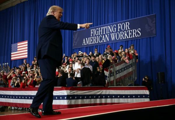 Le président Donald Trump à Suffern (banlieue de New York) le 22 mai 2026, devant une affiche proclamant "Se battre pour les travailleurs américains"