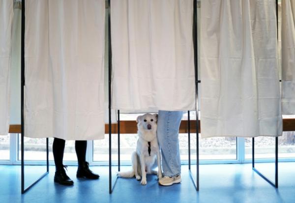 Isoloir le jour du premier tour des municipales à Nice, le 15 mars 2026