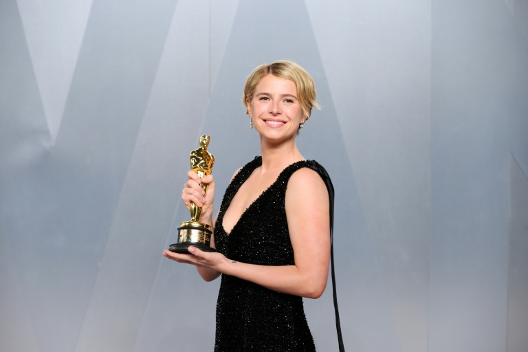 L'actrice irlandaise Jessie Buckley brandit son Oscar de la meilleure actrice pour son rôle dans 