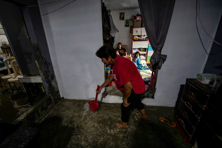 La cuisine inondée dans la maison de la famille Tamayo sur l'île de Pugad, dans la province de Bulacan, le 21 août 2025 aux Philippines