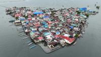 Vue aérienne des maisons exiguës sur l'île de Pugad, dans la province de Bulacan, le 7 juillet 2025 aux Philippines