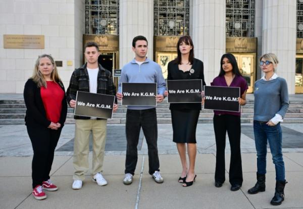 Des soutiens de "KGM", la plaignante dans le procès des réseaux sociaux, posent devant le tribunal de Los Angeles le 25 février 2026
