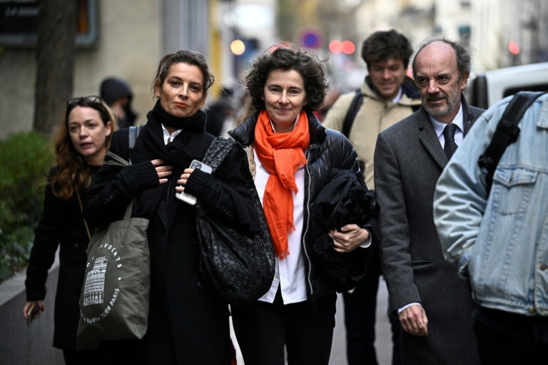 Les avocates Frédérique Cassereau (2e à partir de la gauche) et Delphine Verheyden (au centre), représentant Kylian Mbappé, à leur arrivée aux prud'hommes de Paris le 17 novembre 2025. La star du Real Madrid et son ancien club, le Paris SG, se réclament des centaines de millions d'euros pour solder leur séparation houleuse