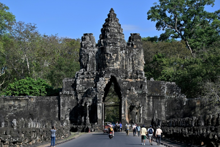 Des touristes visitent le site du temple d'Angkor Thom, dans la région de Siem Reap, au Cambodge, le 18 décembre 2025 