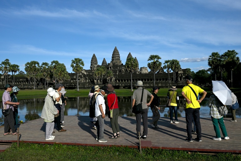 Des touristes visitent le site du temple d'Angkor Wat, dans la région de Siem Reap, au Cambodge, le 18 décembre 2025