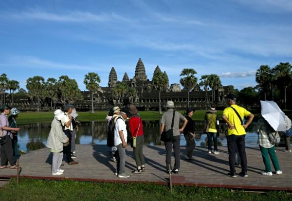 Des touristes visitent le site du temple d'Angkor Wat, dans la région de Siem Reap, au Cambodge, le 18 décembre 2025