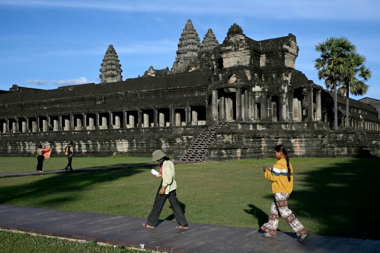 Des touristes visitent le temple d'Angkor Wat, dans la région de Siemp Reap, au Cambodge, le 18 décembre 2025