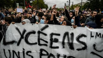Des protestataires tiennent une banderole lors d'une manifestation de lycéens, le 8 octobre 2026 à Bron (Rhône)