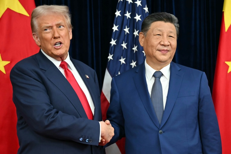 Le président américain Donald Trump et le président chinois Xi Jinping se serrent la main à leur arrivée pour des discussions sur la base aérienne Gimhae, près de Busan, en Corée du Sud, le 30 octobre 2025