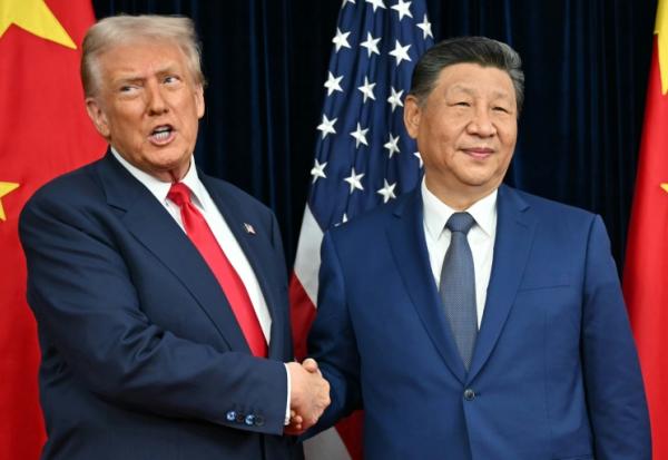 Le président américain Donald Trump et le président chinois Xi Jinping se serrent la main à leur arrivée pour des discussions sur la base aérienne Gimhae, près de Busan, en Corée du Sud, le 30 octobre 2025