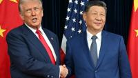 Le président américain Donald Trump et le président chinois Xi Jinping se serrent la main à leur arrivée pour des discussions sur la base aérienne Gimhae, près de Busan, en Corée du Sud, le 30 octobre 2025
