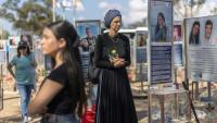 Des Israéliennes se recueillent au mémorial dressé pour les victimes de l'attaque du 7-Octobre contre le festival Nova, le 6 octobre 2026 à Reim en Israël