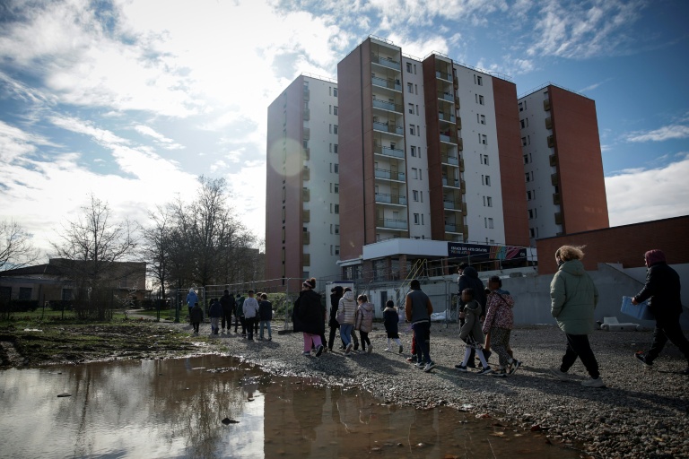 Des enfants passent devant un terrain vague dans le quartier de Cantepau à Albi, le 4 février 2026 dans le Tarn