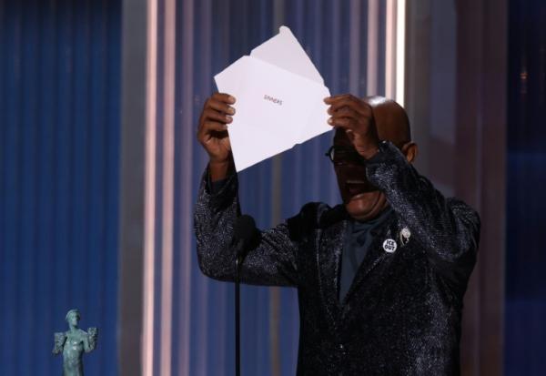 Samuel L. Jackson annonçant que "Sinners" remporte le prix du meilleur ensemble d'acteurs lors de la 32e cérémonie annuelle des Actor Awards, à Los Angeles, le 1er mars 2026