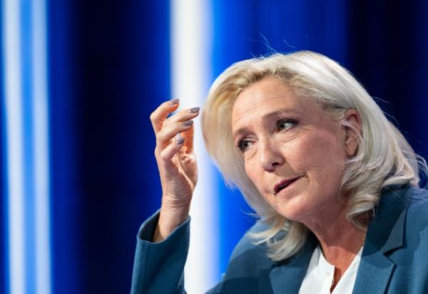 Marine Le Pen, présidente du groupe parlementaire du Rassemblement national (RN), sur le plateau de la chaîne LCI pour l'émission politique "Le Grand Entretien", le 1er juillet 2026 à Boulogne-Billancourt, dans les Hauts-de-Seine