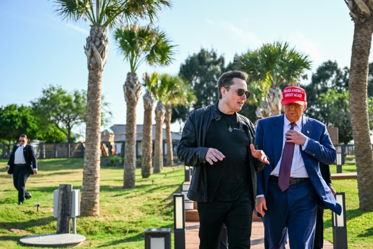 Elon Musk accueille le président élu américain, Donald Trump, pour assister au lancement du sixième vol d'essai de la fusée Starship de SpaceX, le 19 novembre 2024 à Brownsville, au Texas