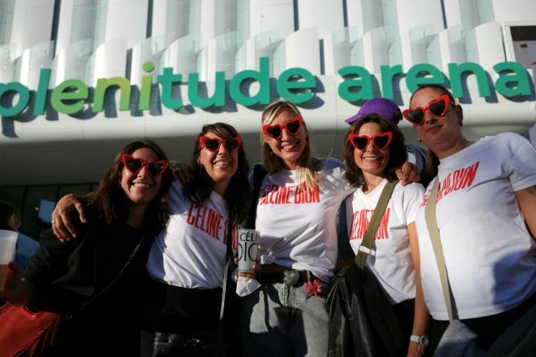 Des fans de la chanteuse canadienne Céline Dion posent avant son premier concert devant la Plenitude Arena à Nanterre, le 12 septembre 2026