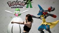 Une visiteuse du salon des jeux vidéo Gamescom  devant des figurines du jeu "Légendes Pokémon: Z-A" de Nintendo le 19 août 2025 à Cologne, en Allemagne