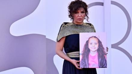 La réalisatrice Kaouther Ben Hania tenant un portrait de Hind Rajab, à la Mostra de Venise, le 3 septembre 2025