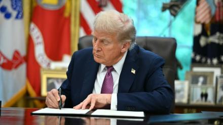 Le président américain Donald Trump signe un décret, le 5 septembre 2025 à la Maison Blanche