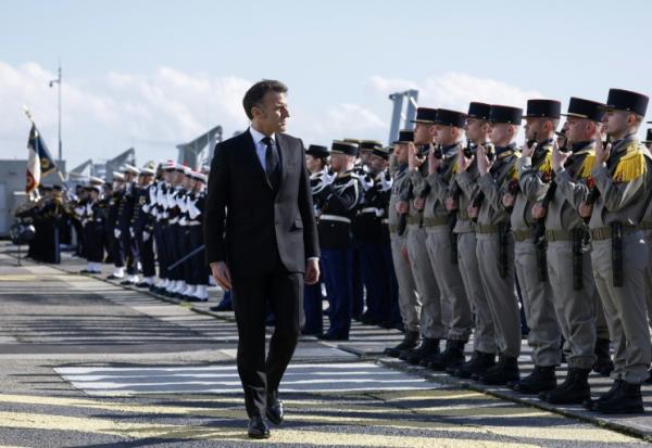 Le président Emmanuel Macron passe en revue les troupes lors de sa visite à la base navale de sous-marins nucléaires de l'Île Longue à Crozon, le 2 mars 2026 dans le Finistère


