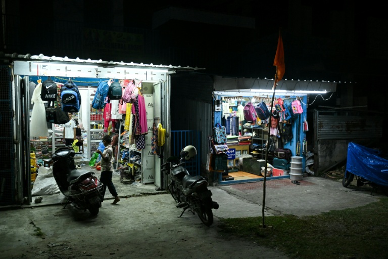 Des échoppes dans une rue de Campbell Bay sur l'île de Grande Nicobar, dans l'archipel indien des Andaman-et-Nicobar, le 28 mars 2026 