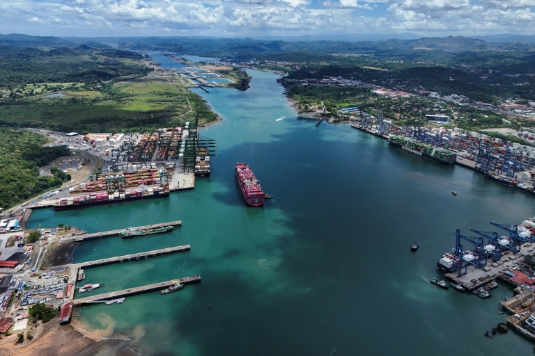 Un porte-conteneurs dans le canal de Panama à Panama City, le 21 avril 2026