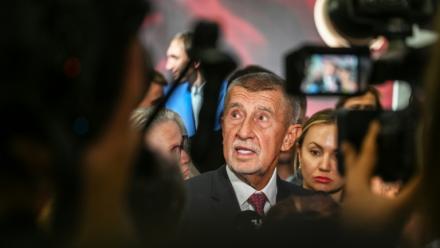 Andrej Babis, leader du parti ANO, lors d'une conférence de presse au siège du parti, à Prague, le 4 octobre 2025 en République tchèque