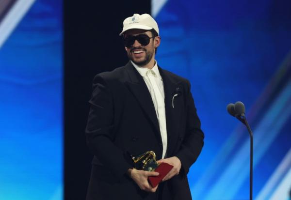 La star du reggaeton et du rap latino Bad Bunny remporte le prix de l'album de l'année pour "DeBÍ TiRAR MáS FOToS" lors des Grammy Latino, le 13 novembre 2025 à Las Vegas, aux Etats-Unis