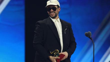 La star du reggaeton et du rap latino Bad Bunny remporte le prix de l'album de l'année pour "DeBÍ TiRAR MáS FOToS" lors des Grammy Latino, le 13 novembre 2025 à Las Vegas, aux Etats-Unis