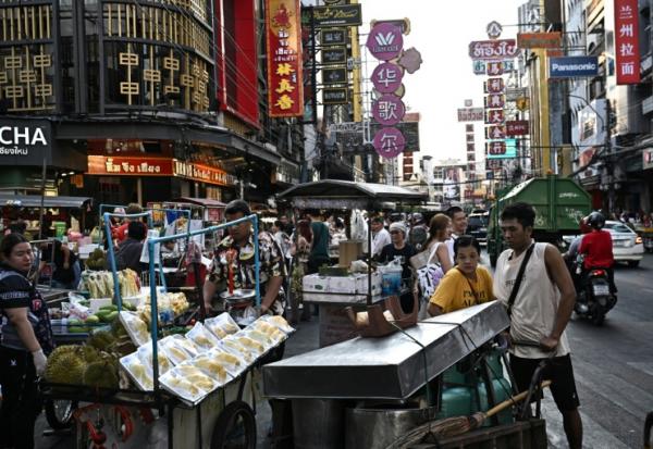 Des vendeurs ambulants, le 29 avril 2026 à Bangkok 