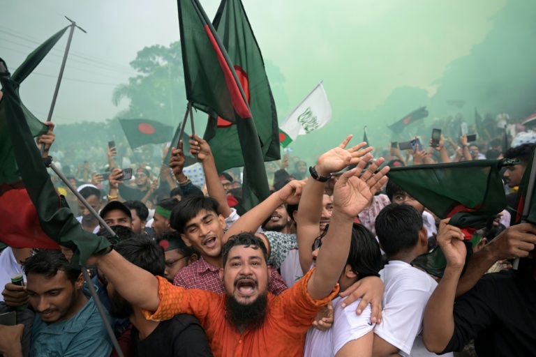 Des manifestants se sont rassemblés le 5 août à Dacca pour marquer le premier anniversaire du soulèvement étudiant qui a renversé l'ancienne Première ministre Sheikh Hasina