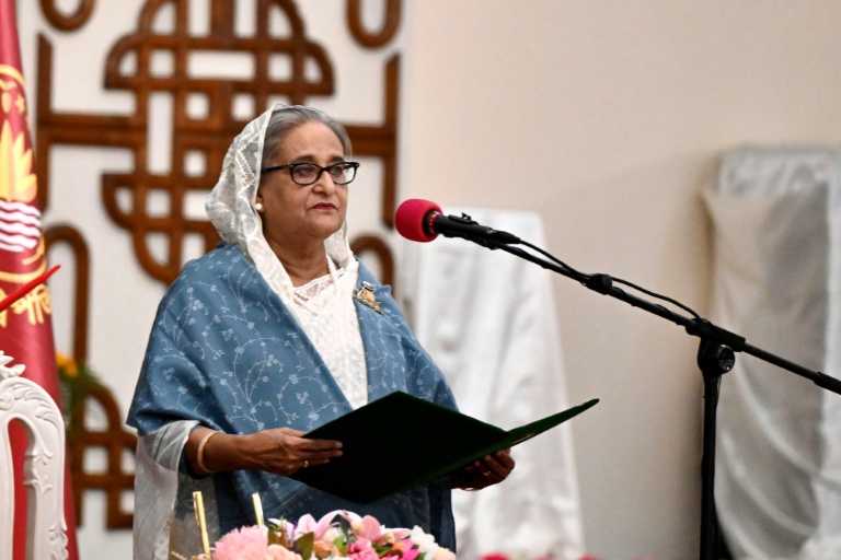 La Première ministre du Bangladesh, Sheikh Hasina, prononce un discours lors de sa prestation de serment pour un cinquième mandat au palais présidentiel de Dacca, le 11 janvier 2024
