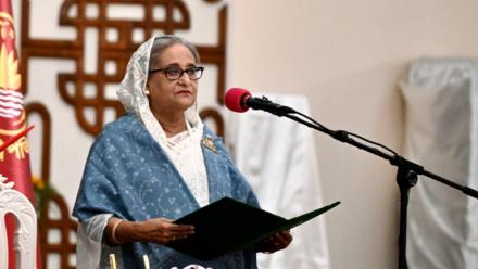 La Première ministre du Bangladesh, Sheikh Hasina, prononce un discours lors de sa prestation de serment pour un cinquième mandat au palais présidentiel de Dacca, le 11 janvier 2024